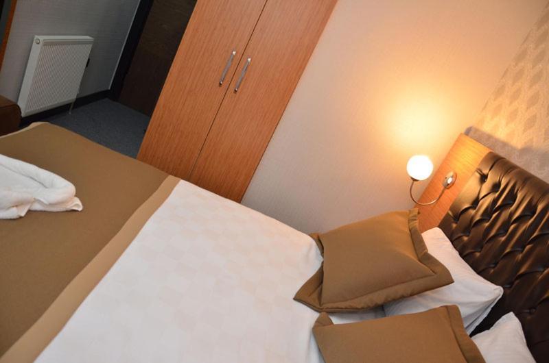 Otel Grand Lark Istanboel Buitenkant foto